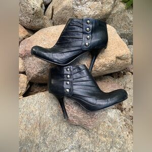Nine West Black Leather Ankle Booties Silver Studs Size 6.5 Moto Biker 90’s Goth